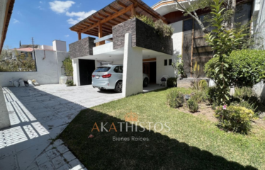Casa en Ciudad Bugambilias 1ra Sección, con alberca.